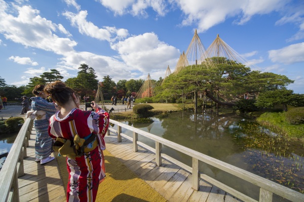 A photogenic stroll in a town where kimonos look good.