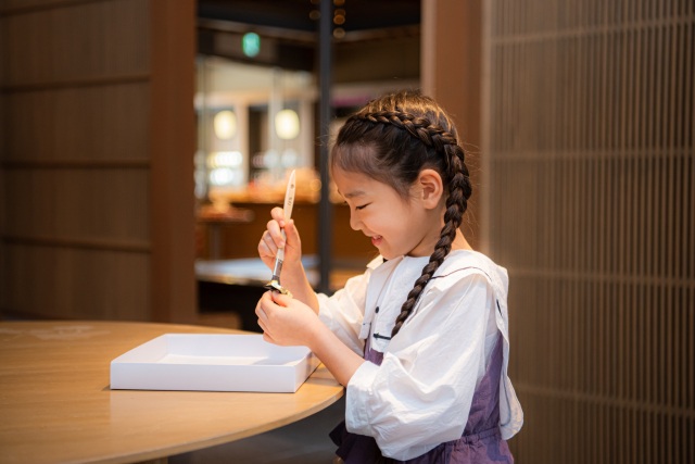 The staff will carefully explain the process so that everyone can enjoy it.